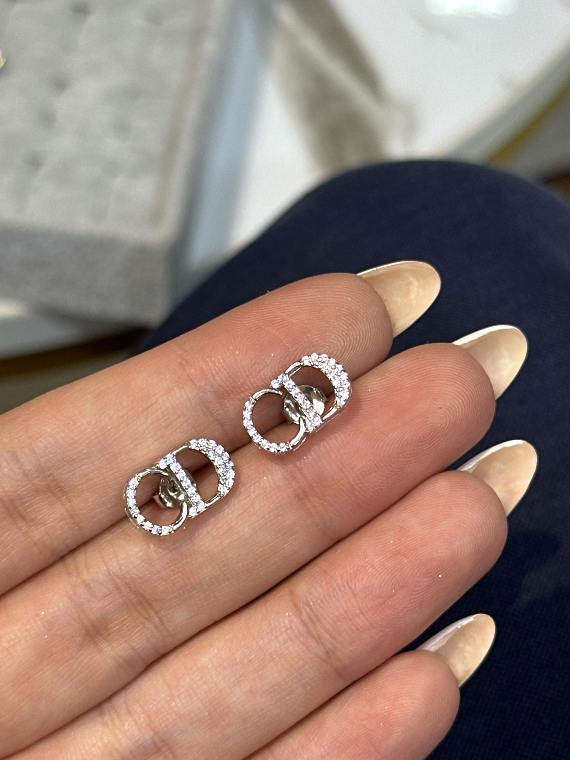 Зире гвзд диор