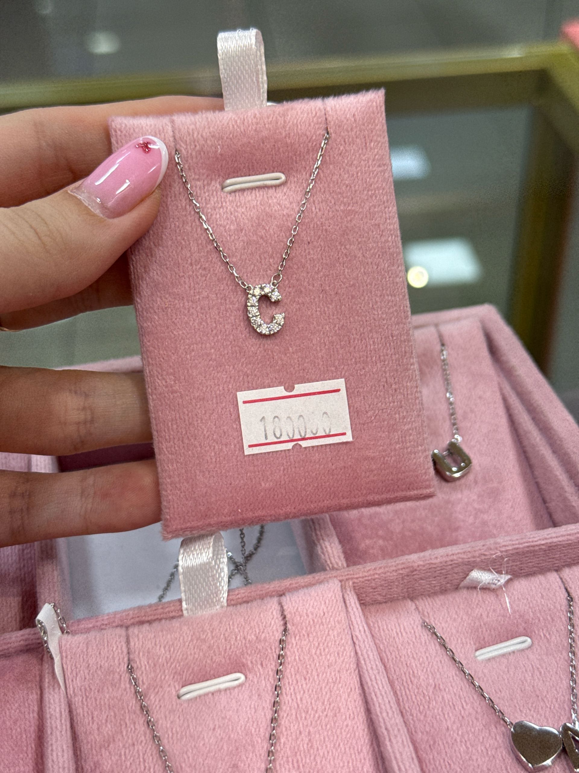 цепочка буква I с камушками