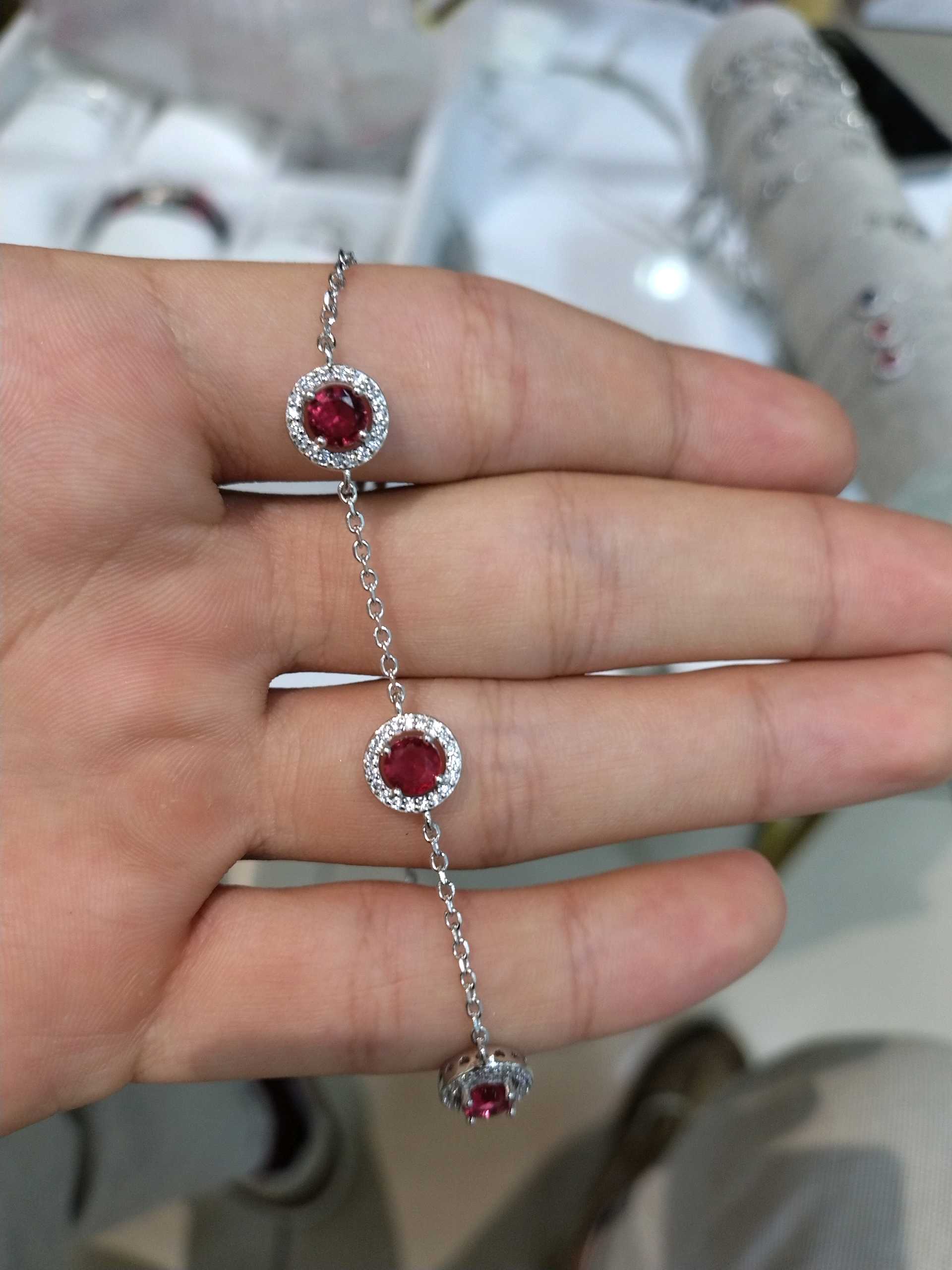 Браслет красный