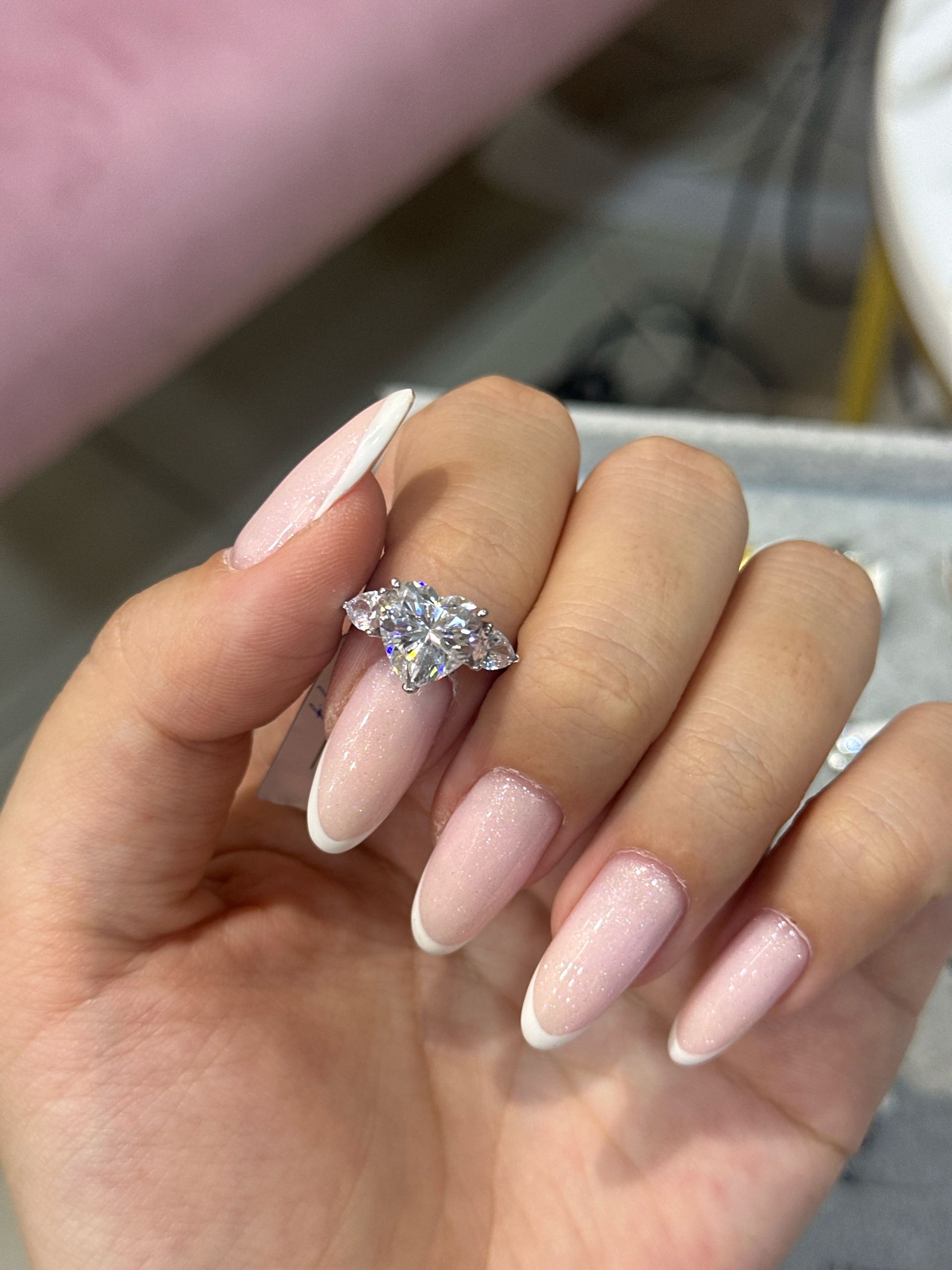 кольцо сердечко белый 17