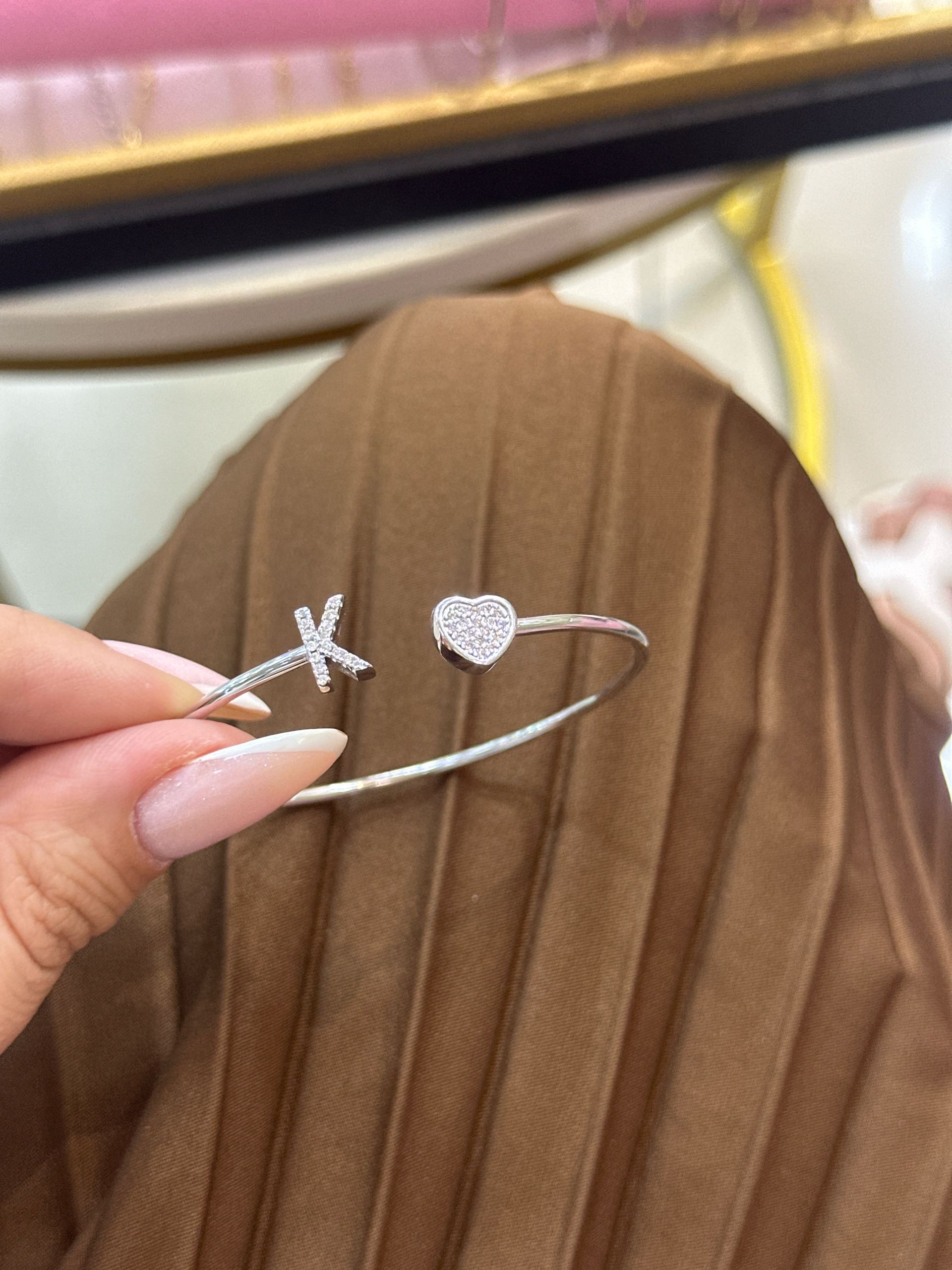 браслет жесткий буква К❤️