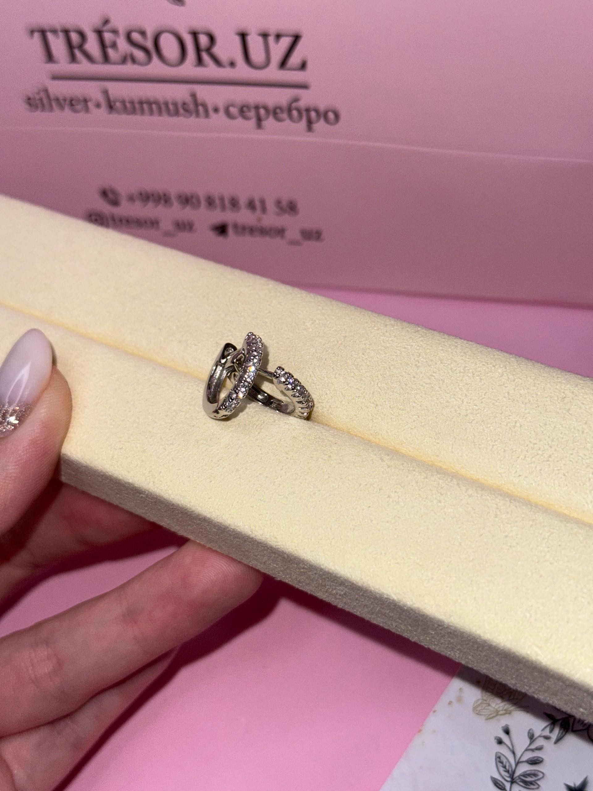 серьги кольца маленькие, частично с камушками