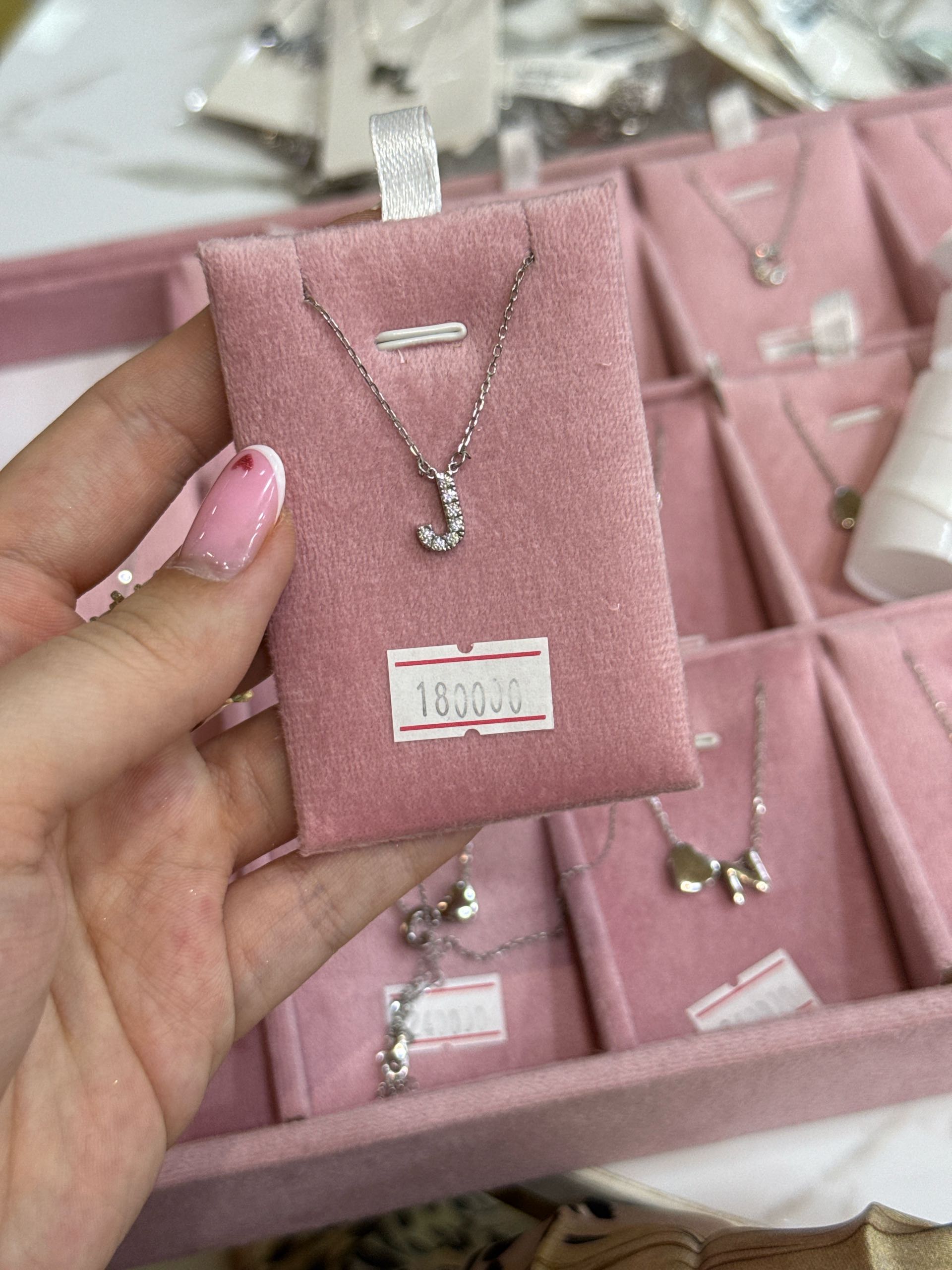 цепочка буква J камушками