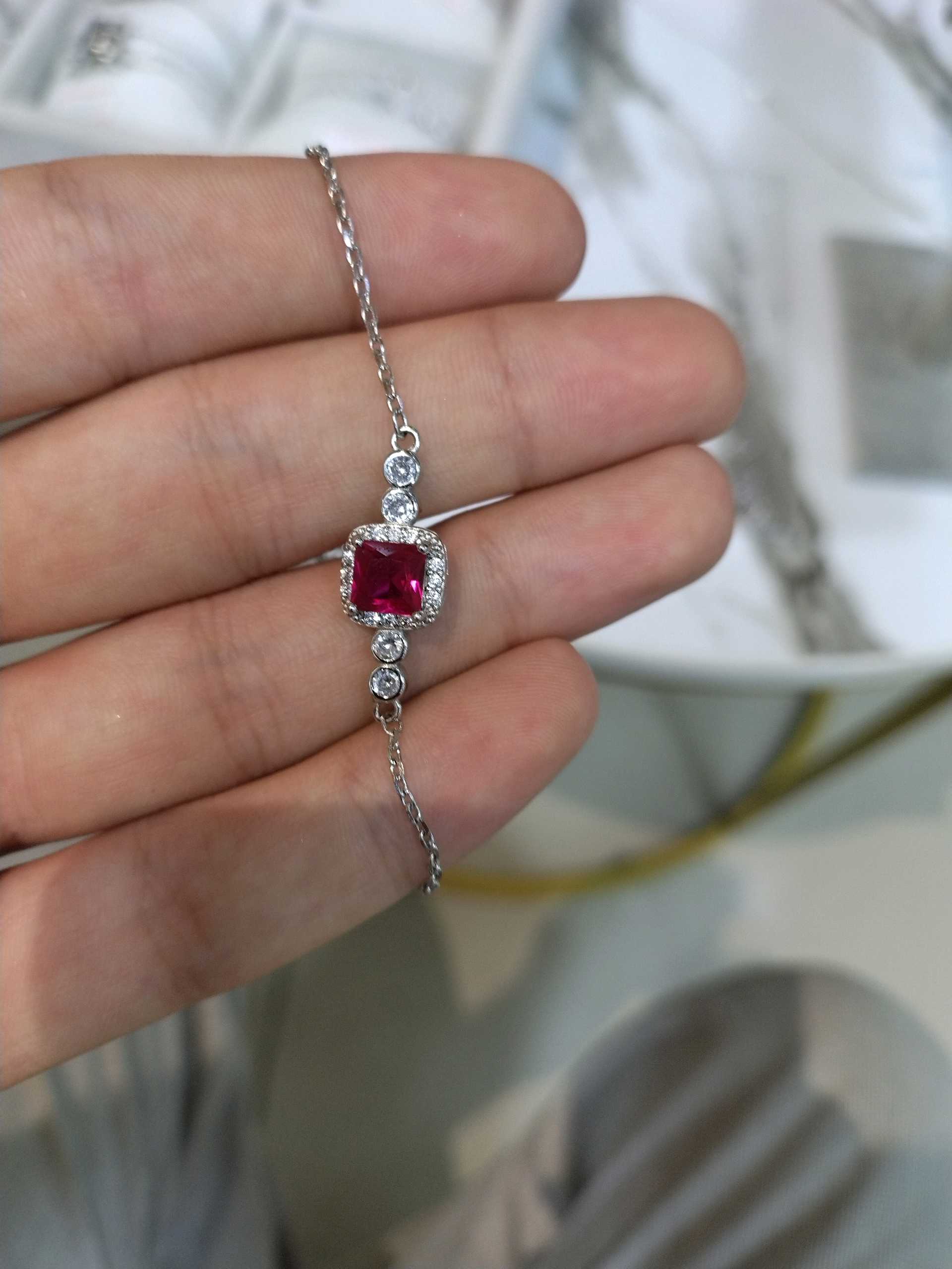 Браслет красный