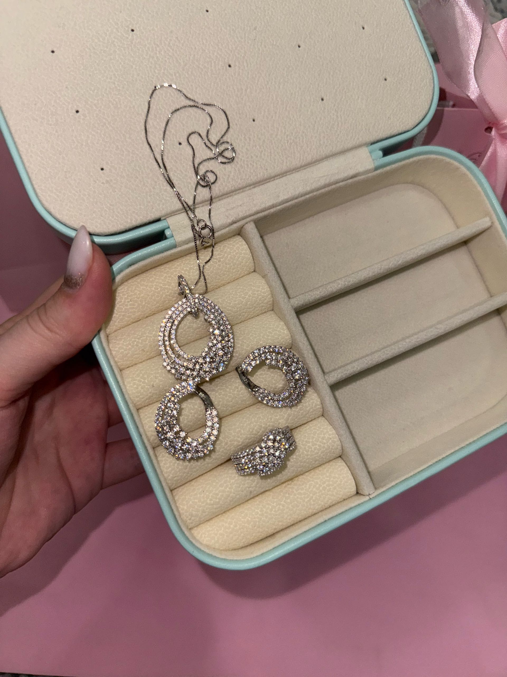 набор с крупными серьгами