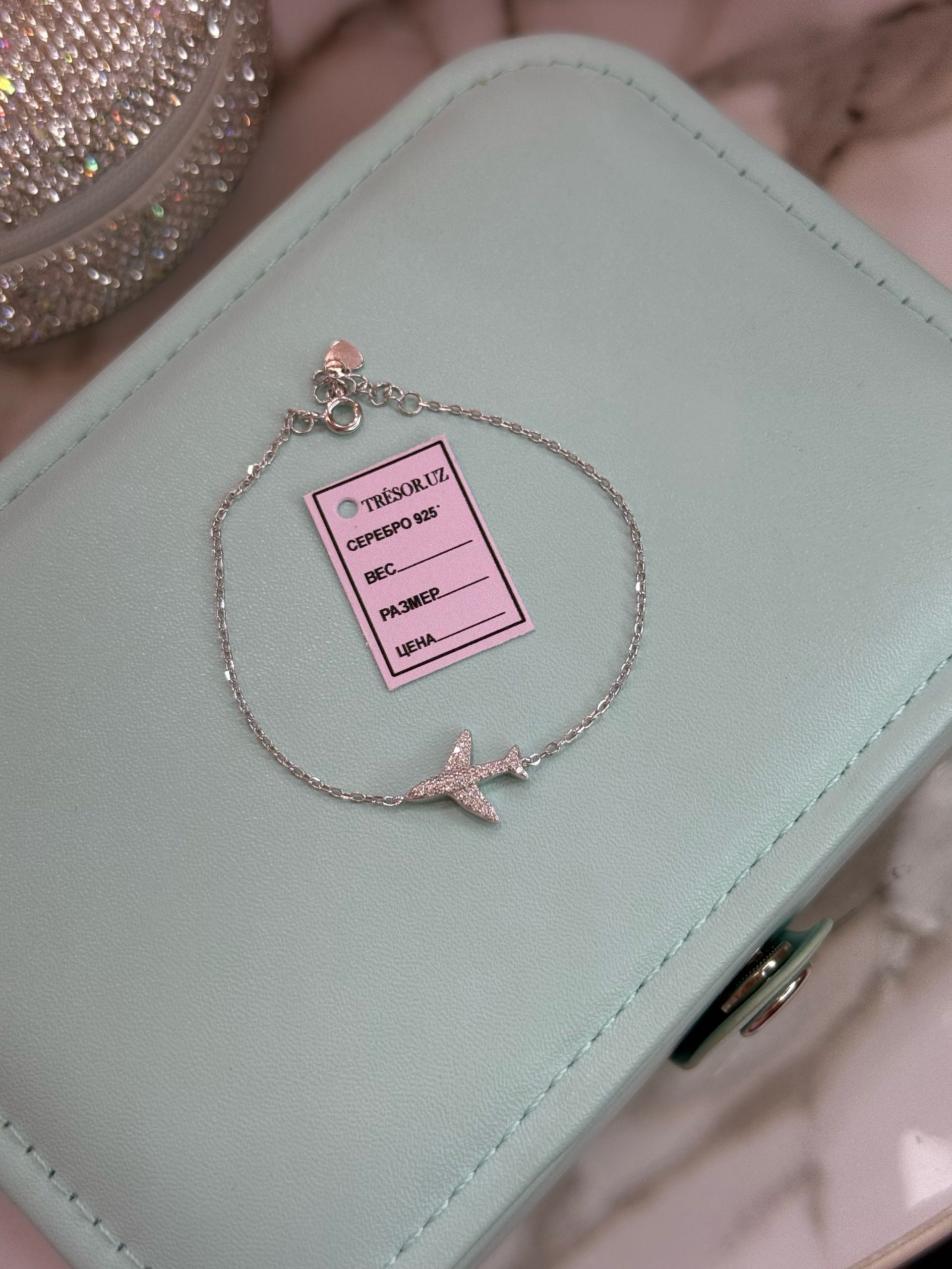 браслет самолетик с камушками